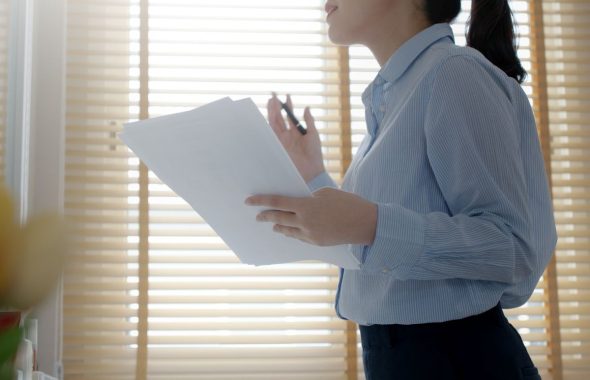 インサイドセールスの成果向上には、bantchのフレームワークや状況把握（situationquestions）、予算（budget）、決裁権（authority）などを含めたヒアリング話法を台本やスクリプトに落とし込み、営業活動の一貫性と再現性を高めることが重要