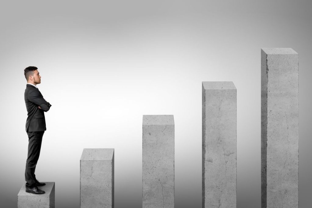 btob営業現場で目標達成を実現するには、cremやsfaツールを活用したリード獲得からナーチャリング、見込み客へのアプローチ、施策の効果測定までを一貫して行う戦略的なKPI運用が効果的