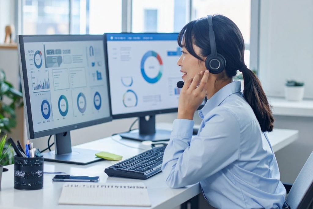 インサイドセールスは非対面での効率的な営業活動を通じ、リード獲得、リードナーチャリング、商談創出を担う。カスタマーサクセスは顧客の成功支援を能動的に行い、顧客維持、アップセル・クロスセル、ltv向上に貢献する。両者の役割は異なるが、データ蓄積と可視化により効率化と成果向上を実現