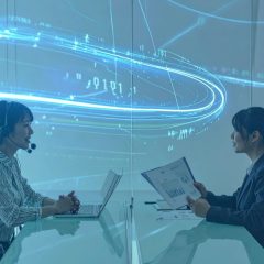 フィールドセールスとインサイドセールスの決定的な違いは顧客との接点方法と営業プロセスの担当フェーズにある。確度の高い商談を創出し、クロージングへと繋ぐ分業体制が、現代営業戦略の最適解として営業活動の効率化と成約率向上を実現