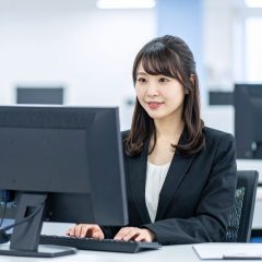 顧客生涯価値の最大化とクロスセルによる成功体験の創出を目指すタッチモデル戦略において、テックタッチからオンボーディングまでの包括的なltvアプローチが売り切りビジネスを変革する。アップセル・クロスセル戦略の能動的な展開により、サブスクリプション型ビジネスでのハイタッチ手法とネット・プロモーター・スコアの向上が、受動的なアプローチとは異なるチャーンレート改善とnpsスコア最適化を実現し、カスタマーサクセス活動全体の収益性向上を図る現代的なソリューションである