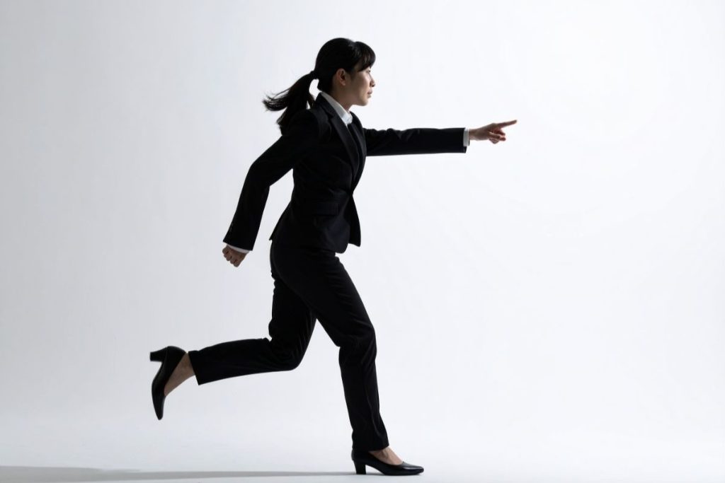 オンボーディングプロセスは、解約防止、LTV(顧客生涯価値)最大化、顧客ロイヤリティ向上という3つの重要な成果をもたらす。SaaSやサブスクリプション型ビジネスでは、導入初期に顧客がつまずくとチャーンレート(解約率)が上昇し、継続利用が困難になる。早期に成功体験を創出し、プロダクトの価値を実感してもらうことで、単価の高いプランへのアップグレードや関連サービスのクロスセルが実現しやすくなり、売上高の増加につながる。NPS(Net Promoter Score)といった重要業績評価指標(KPI)においても、オンボーディングの質が大きく影響し、長期的な信頼関係の構築と顧客満足度向上を実現する。2025年に向けて注力が加速している