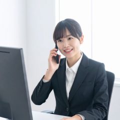 インサイドセールスとCTI(Computer Telephony Integration)の融合は、2024年から2025年にかけて営業活動の効率化を実現する重要な戦略である。CTIは電話システムとコンピューターを統合し、顧客情報の参照や通話録音、CRM・SFA連携により営業業務を革新する。アウトバウンド営業では、クリックトゥコールによる架電効率向上とKPIのリアルタイム可視化が成果につながる。MiiTelやComDesk、CallConnectといったソフトフォンは、音声認識や文字起こし機能でトーク品質をスコアリングし、成約率を向上させる。PBXやIVRとの連携でコールセンターのインバウンド対応も最適化され、業務効率化と顧客満足度向上を同時に実現する
