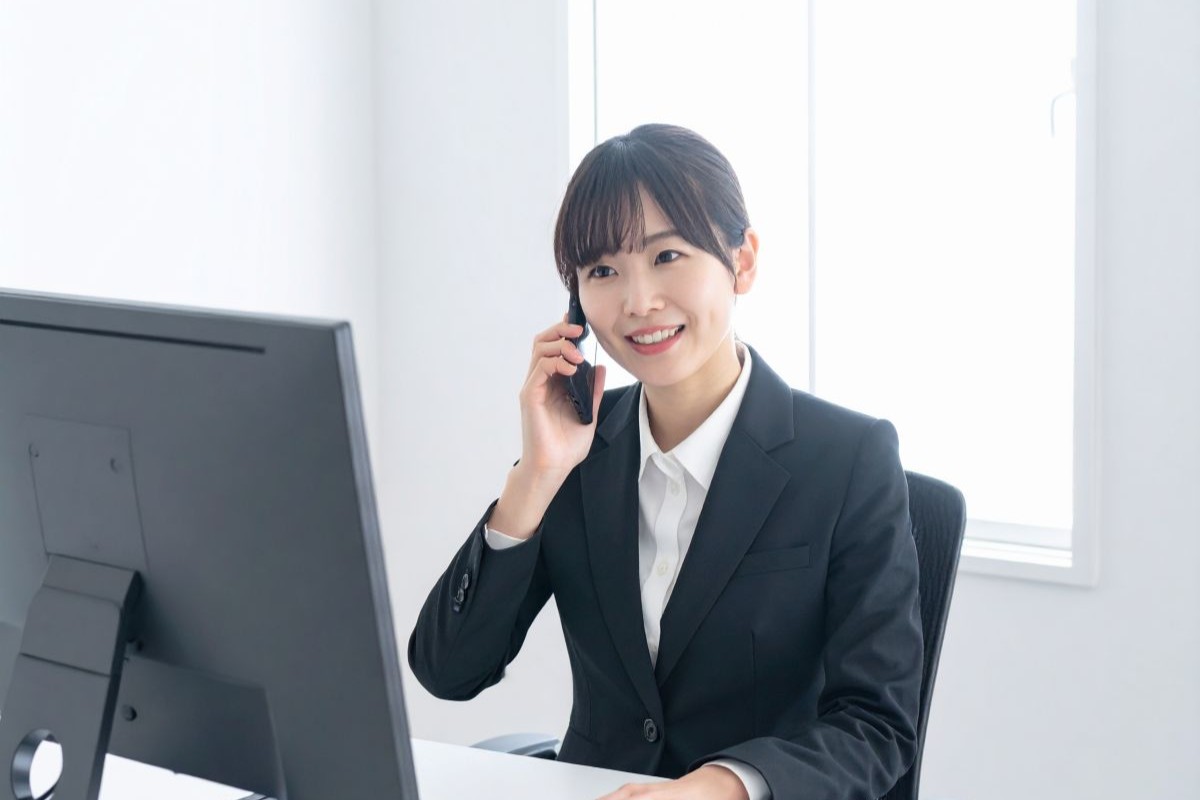 インサイドセールスとCTI(Computer Telephony Integration)の融合は、2024年から2025年にかけて営業活動の効率化を実現する重要な戦略である。CTIは電話システムとコンピューターを統合し、顧客情報の参照や通話録音、CRM・SFA連携により営業業務を革新する。アウトバウンド営業では、クリックトゥコールによる架電効率向上とKPIのリアルタイム可視化が成果につながる。MiiTelやComDesk、CallConnectといったソフトフォンは、音声認識や文字起こし機能でトーク品質をスコアリングし、成約率を向上させる。PBXやIVRとの連携でコールセンターのインバウンド対応も最適化され、業務効率化と顧客満足度向上を同時に実現する