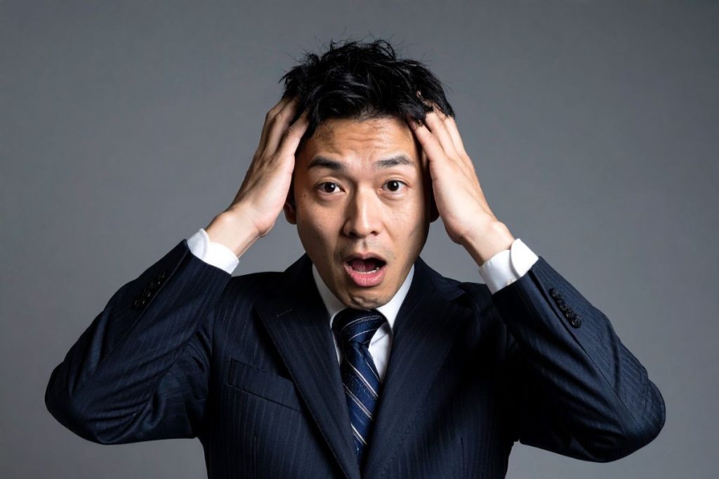 代表的な失敗例は、初回レクチャーだけで完了と判断しフォローアップを怠ること、全顧客に同じアプローチで個別のニーズに対応しないこと、機能説明に終始し成果や課題解決に焦点を当てないこと、情報過多による混乱で段階的な学習を妨げること、利用状況のモニタリング不足で顧客の不満を察知できないこと、効果測定をせずKPI設定を怠ることである。対策として、定期的なコミュニケーションと段階的なサポートを継続し、顧客セグメント別に最適化したオンボーディングプログラムを展開する。成功事例を共有してプロダクトの価値を実感してもらい、優先順位を明確にした情報提供でスムーズな理解度向上を図る。PDCAサイクルを回して継続的な改善を繰り返し、組織内でナレッジを蓄積することが重要である