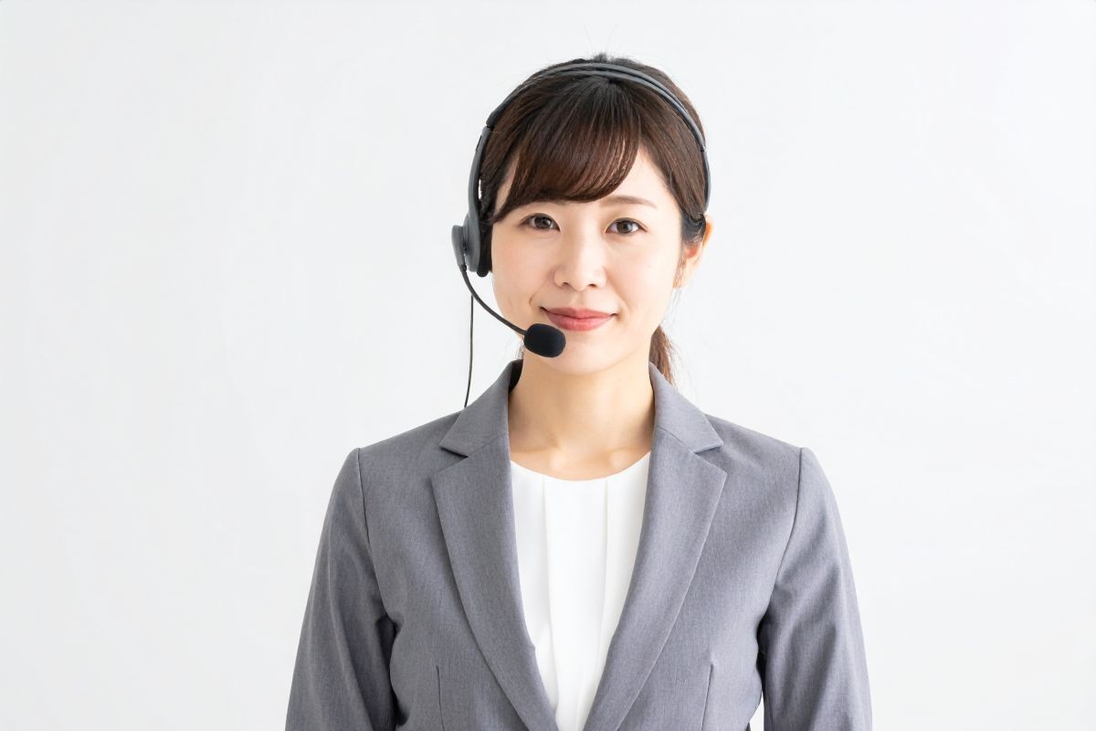 インサイドセールスとは、電話やメールで見込み顧客にアプローチし商談機会を創出する内勤型営業手法である。2024年から2025年にかけてBtoBセールスでの重要性が高まり、営業力強化に不可欠となっている。成果を上げるには、テレアポとは異なる専門スキルが必要であり、コミュニケーションスキルやヒアリング能力、データ分析力といった多岐にわたる能力の習得が求められる。リードナーチャリングを通じて信頼関係を構築し、受注確度の高い商談をフィールドセールスへ引き継ぐ役割を担う。SFAやCRMを使いこなし、客観的なデータに基づいて戦略を立てることで、営業活動の精度を上げることができる