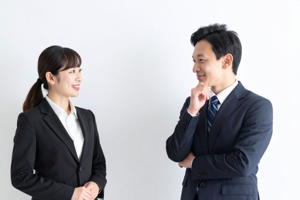 インサイドセールスに向いている人は、コミュニケーションが苦にならず、人と話すことに抵抗がない適性を持つ。地道な作業をコツコツと続けられる忍耐力と、目標達成に向けて粘り強く取り組める姿勢が求められる。データを客観的に捉えて戦略を立てることが好きで、仮説を構築し検証するプロセスを楽しめる方は、PDCAを回しながら成果を上げることができる。営業経験やカスタマーサポート経験がある方は、顧客の話を引き出すスキルや課題解決型の提案能力を活かせる。インサイドセールスで培ったスキルは、フィールドセールスへのステップアップ、マーケティング部門やカスタマーサクセスへの転身、マネージャーとして組織を率いる役割など、多様なキャリアパスに活かせることも魅力である