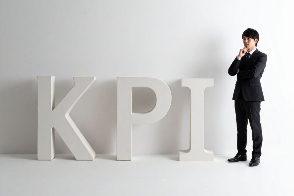 オンボーディングの成否を判断するには、複数の重要業績評価指標(KPI)を組み合わせた効果測定が不可欠である。主要なKPIは、オンボーディング完了率(主要機能の利用開始など具体的な指標で定義)、チャーンレート(解約率の低減がLTV向上と収益に直結)、NPS(Net Promoter Score:顧客ロイヤリティを測る指標)、アップセル・クロスセル率(上位プランへのアップグレードや関連サービス追加契約の割合)、アクティブ率(サービス利用頻度の測定)である。これらの指標を定期的に分析し、PDCAサイクルを回すことでオンボーディングプロセスの質を高める。顧客満足度向上と継続的な改善アクションの実行により、目標達成状況を明確に把握できる