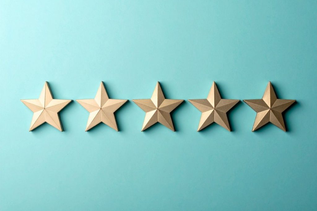 顧客満足度とロイヤリティを測る指標として、NPS(ネット・プロモーター・スコア)とCSAT(顧客満足度)が代表的である。NPSは0点から10点で評価し、9-10点の推奨者(Promoter)、7-8点の中立者、0-6点の批判者に分類され、スコアが高いほど顧客ロイヤルティと愛着度が強い。CSATはアンケート調査により感情的価値を計測する。エンゲージメントではオンボーディング完了率、アクティブユーザー数、セッション時間が依存度と定着段階を示す。成長性ではCSQL(Customer Success Qualified Lead)がアップセル・クロスセルの見込みが高いリードを指し、カスタマーヘルススコアが解約リスクを早期発見する