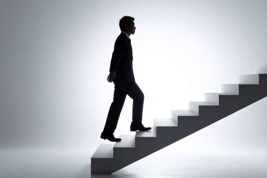 顧客の継続性を測る指標として、チャーンレート(解約率)とリテンションレート(顧客維持率)が重要である。カスタマーチャーンレートは一定期間内に解約した顧客の割合を示し、レベニューチャーンレートには解約やダウングレードを表すグロスと、アップグレードを含むネットがある。収益性ではLTV(顧客生涯価値)が顧客単価とリピート、契約更新による利益総額を測定する。NRR(売上継続率)は前年度同月のMRR(月次経常収益)をもとに算出され、100%以上なら既存顧客だけで成長している状態である。アップセル・クロスセル率も収益拡大の指標として、2025年のサブスクリプション型ビジネスで重視される