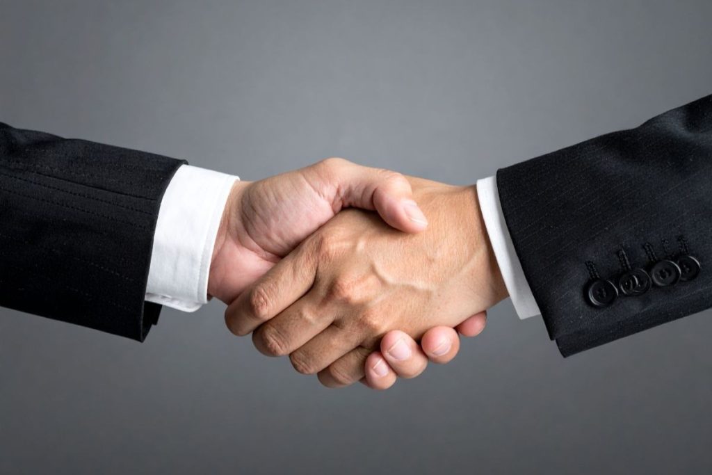 KPI達成には、部門間連携による数値目標の共有と、CRMやSFAといった顧客管理ツールを活用した効率的な運用が重要である。営業部門から顧客情報を引き継ぎ、オンボーディングプロセスの成功率を高めることで、リテンションレートとロイヤルティ向上につながる。定期的な見直しと柔軟な調整により、PDCAサイクルを回して継続的な改善を実現する。四半期ごとに乖離の原因を分析し、目標達成への進捗を明確にすることが施策の鍵である。定量的な指標に加え、アンケートやフィードバックといった定性データも併せて評価することで、顧客の感情や課題を把握し、信頼関係を強化できる。2025年も効果的な戦略として重要性が高まる