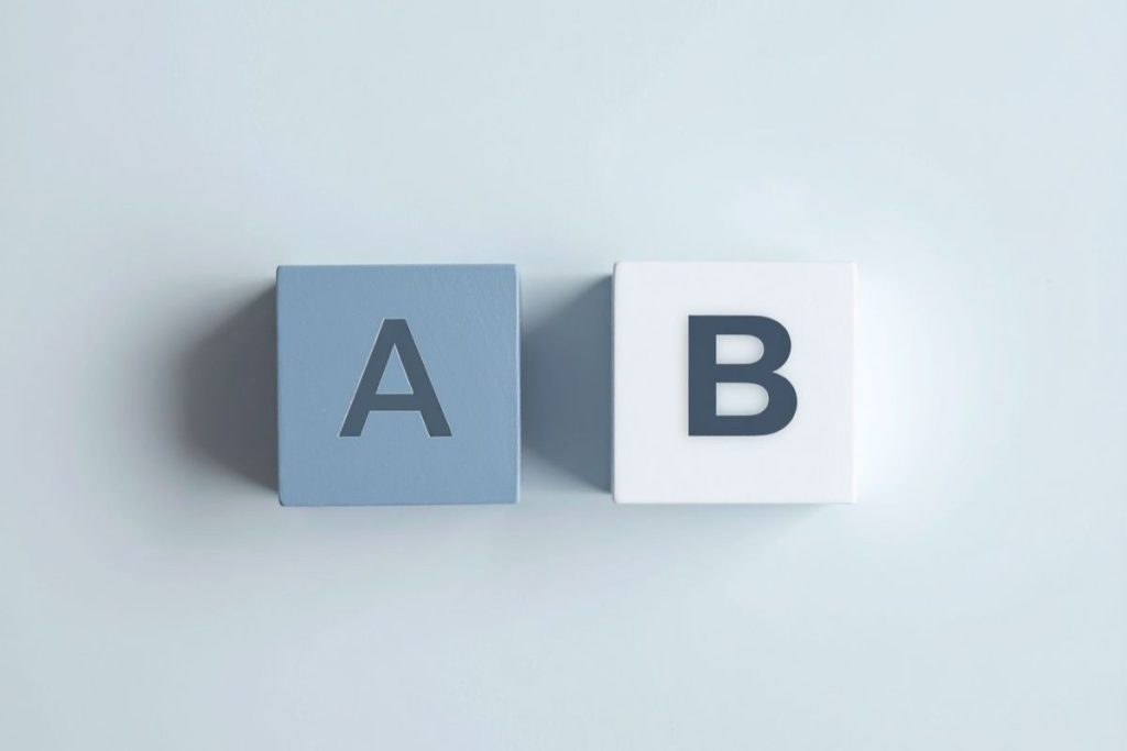 CTIシステム選定では、自社の営業活動スタイルと課題を明確にすることが重要である。テレマーケティング中心か、インバウンドのコールセンター業務中心かにより必要な機能が異なる。クラウド型は導入コストを抑えられるが継続的な運用コストが発生し、オンプレミス型は初期投資が大きいものの長期的にはコスト削減が見込める。既存のCRMやSFAシステムとの連携可否を事前に確認し、APIによる自動連携やデータの双方向同期機能があるかを調査する必要がある。運用定着には、導入後の教育プログラムやサポート体制が充実したベンダーを選ぶことが成功の鍵である。顧客情報を扱うため、通話録音データの暗号化やアクセス権限管理などセキュリティ対策が不可欠で、長期的な運用コストを含めた投資対効果の算出が重要