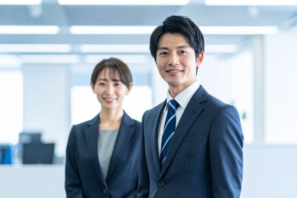 カスタマーサクセス組織を構築するには、明確な目標設定と体系的なアプローチが不可欠である。第一に組織の目的と要件の明確化では、チャーンレート改善やLTV向上といった具体的な目標達成を定義し、顧客管理、データ分析、コンサルティングなど必要な業務内容を洗い出す。第二に人材の確保と配置では、課題解決力とコミュニケーション力を持つ専任チームを小規模から立ち上げ、段階的に拡大する。第三に業務標準化とナレッジ管理により、属人化を防ぎロードマップやマニュアルで成功事例を組織内で共有する。第四にツールとシステムの基盤整備では、CRMやSFAと連携し顧客情報の一元管理と客観的なスコア測定を実施する。部門間連携を強化し、一貫性のある継続的な支援を実現することが重要である