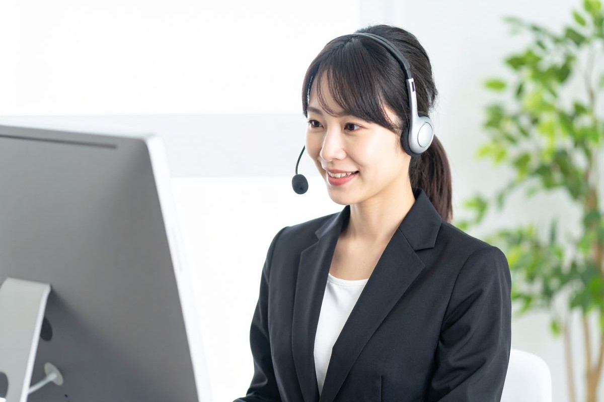 カスタマーサクセスとは、顧客の成功を能動的に支援し、LTV(顧客生涯価値)最大化を実現する体系的なプロセスである。2025年、SaaSやサブスクリプション型ビジネスでは、オンボーディングからアダプション、エクスパンション、リテンションまで各フェーズで適切な施策を実行し、チャーンレート(解約率)を低下させることが重要である。ハイタッチ、ロータッチ、テックタッチのタッチモデルを組み合わせ、顧客一人ひとりに最適な支援を提供する。KPI測定とフィードバック収集によりPDCAサイクルを回し、アップセル・クロスセルを促進することで、顧客維持と収益拡大を実現できる