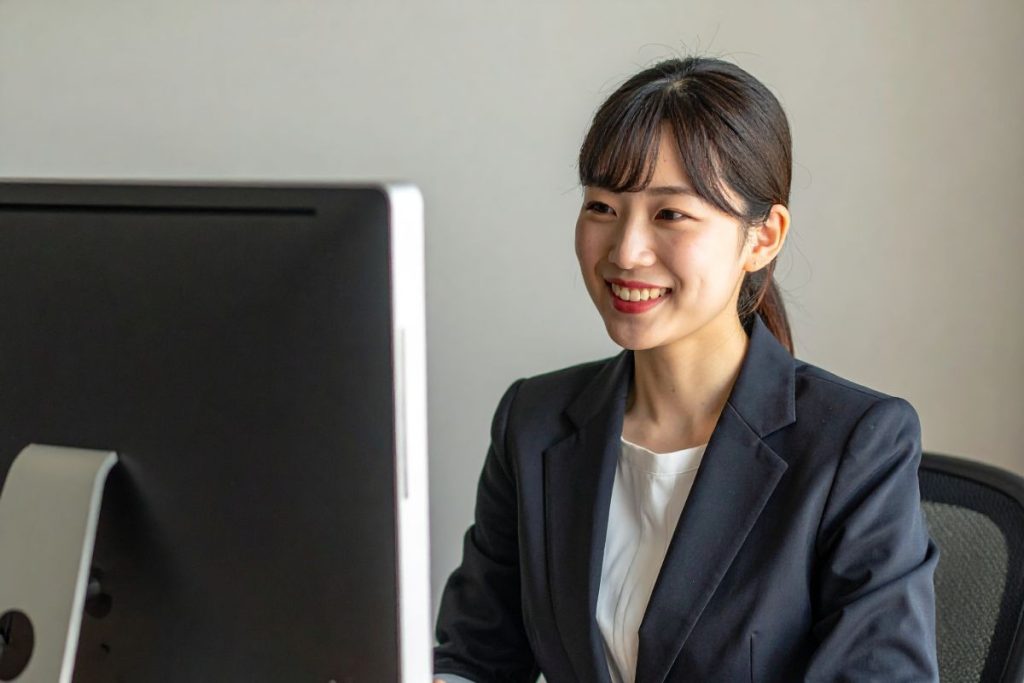 インサイドセールスは、テレアポと混同されがちだが目的と手法が大きく異なる。テレアポが短期的なアポイント獲得を目標達成の指標とするのに対し、インサイドセールスは中長期的な視点で見込み顧客との接点を持ち、リードナーチャリングを通じて継続的に関係を深める。内勤型営業活動として、マーケティング部門とフィールドセールス部門の橋渡し役を担い、顧客のニーズを探って商談化の可能性を精査する。SDRは反響型でWEBサイトやセミナー参加者にアプローチし、BDRはターゲット企業を選定してアウトバウンドで新規開拓する。どちらも潜在的な課題を引き出すスキルが不可欠である