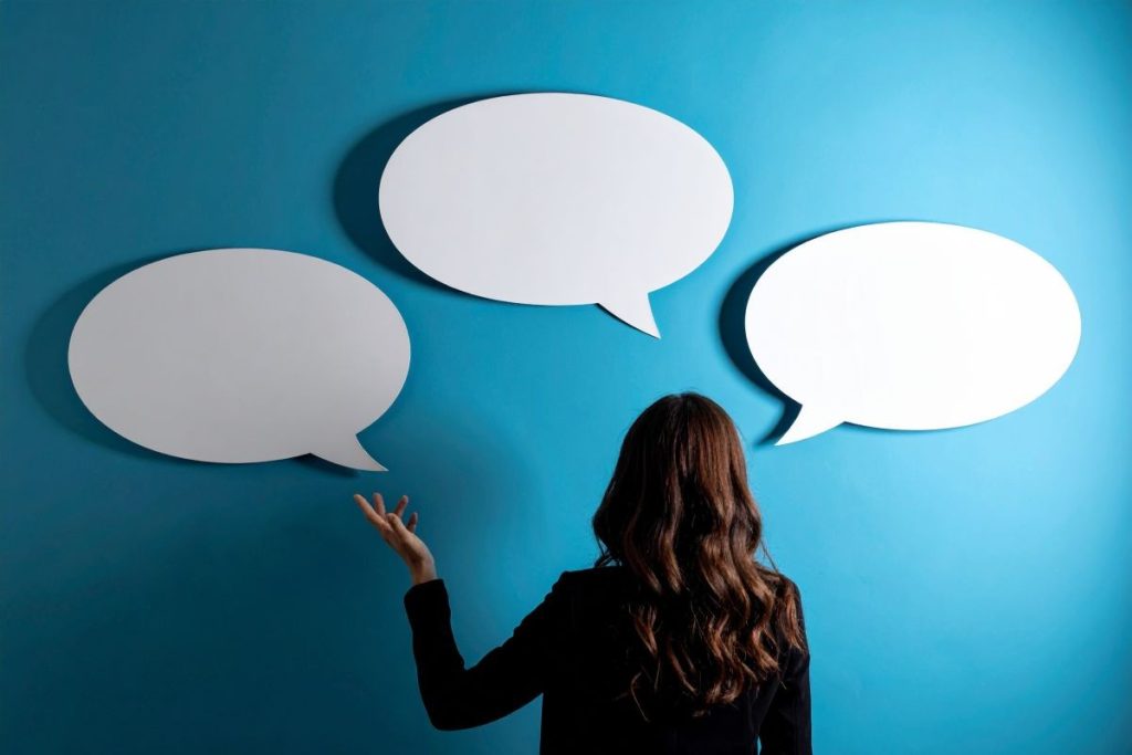 オンボーディング成功には、顧客理解を深める定期的なコミュニケーション、早期の成功体験創出、効率化ツール活用、適切なサポートという4つのポイントが不可欠である。ヒアリングやアンケートを通じて顧客が求める成果や抱える課題を把握し、つまずきやすいタッチポイントで段階的な支援を展開する。テックタッチではチュートリアル、マニュアル、チャットボット、ツールチップを活用し、ノー・コードで実装できるツールにより工数削減と効率的なセルフオンボーディング環境を整える。ハイタッチでは専任担当者が伴走し、手厚い個別レクチャーで大口顧客のゴール達成を支援する。導入事例や成功事例を共有し、定期的なフォローアップでスムーズな定着を促進することが重要である