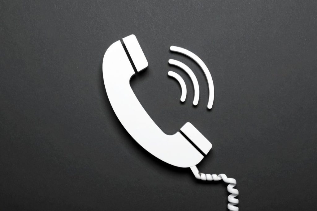 CTIシステムの通話録音機能は、すべての顧客とのやり取りを自動記録し、会話内容の分析に役立てることで営業活動の品質向上を実現する。優秀なオペレーターのトークをマニュアル化し、組織全体のスキル向上に活用することで属人的なセールスから脱却できる。MiiTel(ミーテル)やRevCommなどは、AI音声認識により会話の文字起こしや自動要約、重要なキーワードの抽出を行い、顧客の購買意欲の度合いをスコアリングする。CRMやSFAとの連携により顧客情報の一元管理が可能で、架電時にポップアップ表示される基本情報や購買履歴、案件進捗により、事前準備なしに適切な応対ができる。活動履歴の自動蓄積で情報共有が円滑になり、引き継ぎもスムーズ