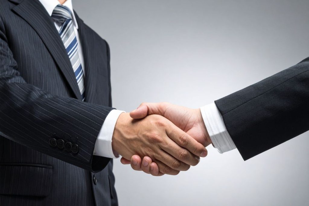 コミュニケーションスキルは、電話やWEB会議で信頼関係を構築する能力であり、対面営業と異なり声のトーンや話し方が印象を左右する。相手の立場に立った会話設計と共感力を示す言葉選びにより、顧客との心理的距離を縮められる。複数のリードと同時並行でやり取りする際には、CRMやSFAツールを使いこなして各顧客の状況を記録し、パーソナライズされた会話を展開することが不可欠である。効率的かつ質の高いコミュニケーションを実現するには、ヒアリングスキルも重要で、潜在ニーズを引き出す質問力と傾聴の技術により、顧客が言葉にしていない課題を顕在化させ、適切なソリューション提案と商談化につなげられる