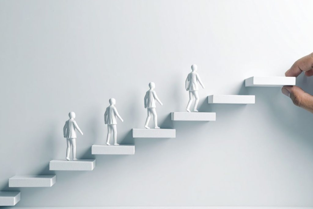 インサイドセールスへのai導入では、課題の明確化と目標設定が起点となる。リード対応の遅れや商談準備の負担、スキルのばらつきといった具体的な課題を洗い出し、データ分析基盤の構築とcrm統合を進める。支援ツールの選定では、業務効率化やアポ獲得など優先順位を明確にし、saas型のツールでchatgptやmiitelなど自社に適した機能を選ぶ。特定チームでの試験導入から始め、プロンプト設定やシナリオを最適化しながら段階的に全社展開する。効果測定を継続的に実施し、フィールドセールスやマーケティング部門との連携フローを構築することで、営業活動全体の進化を実現する