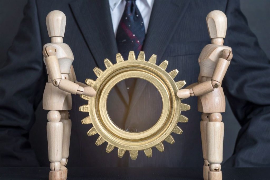 aiによる自動化により、議事録作成や会話内容の文字起こし、リードナーチャリングといった業務効率化が進む。トークスクリプトや文面の生成で準備工数を削減し、優先順位の高い見込み客へ集中的にアプローチできる。フィードバック機能により新人のスキル習得が加速し、トップセールスの成功パターンを学習して標準化する。パーソナライズされた顧客体験の創出で顧客満足度が向上し、関心の高いフェーズでの最適なアクションにより受注率を高める。データ分析とフォローアップの精度向上が、マーケティング連携と売上拡大を実現する