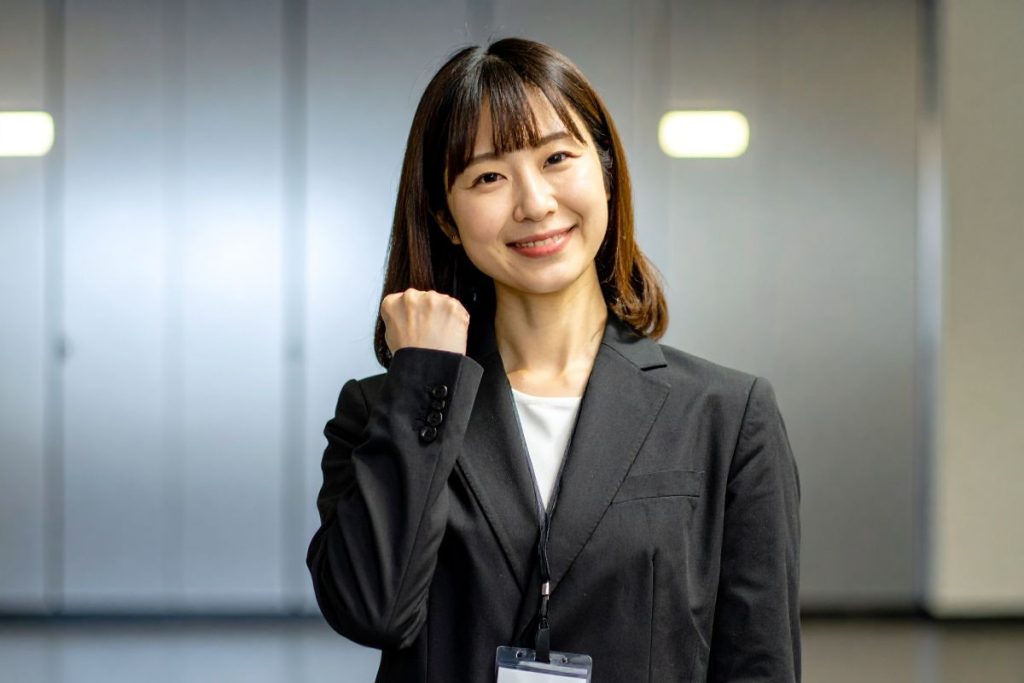 研修プログラムを受講することで、トークスクリプト作成やヒアリング手法といった実践スキルを習得し、商談創出の成果を上げられる。ロープレを繰り返すことで傾聴力とコミュニケーションスキルが醸成され、テレアポとは異なる専門的なアプローチを身につける。マネージャーからのフィードバックにより改善点が明確になり、sfaやkpi管理を学べるカリキュラムで早期戦力化が実現する。組織全体の共通認識が形成され、マーケティング、インサイドセールス、フィールドセールスの分業体制が強化される。デジタルマーケティング戦略の要として、リード育成から商談引き継ぎまでのプロセスを担う役割を理解できる