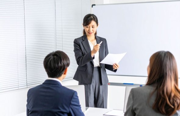 インサイドセールス研修では、非対面の営業活動に必要なスキルを体系的に学び、組織全体の営業力を強化する。ロールプレイングやワークショップを通じてヒアリング力と質問力を習得し、見込み顧客との信頼関係を構築する手法を受講する。btoセールスのプロセスをレクチャーで理解し、座学での基礎知識習得からojt伴走支援まで、段階的なカリキュラムで人材育成を実現する。マーケティング部隊やフィールドセールスとの連携により商談創出能力を高め、即戦力として活躍できる新人を育成するプログラムである