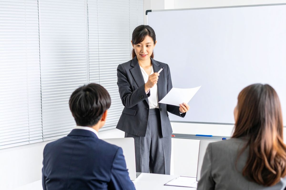 インサイドセールス研修では、非対面の営業活動に必要なスキルを体系的に学び、組織全体の営業力を強化する。ロールプレイングやワークショップを通じてヒアリング力と質問力を習得し、見込み顧客との信頼関係を構築する手法を受講する。btoセールスのプロセスをレクチャーで理解し、座学での基礎知識習得からojt伴走支援まで、段階的なカリキュラムで人材育成を実現する。マーケティング部隊やフィールドセールスとの連携により商談創出能力を高め、即戦力として活躍できる新人を育成するプログラムである