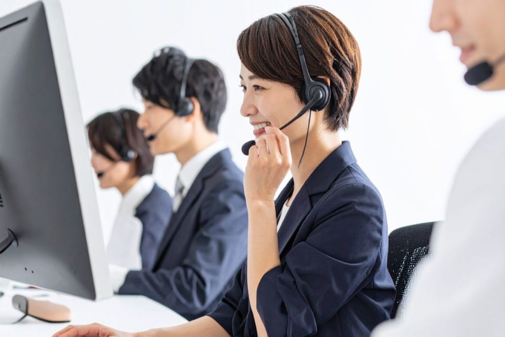 インサイドセールス研修では、顧客との接点で活用する実践的な営業スキルを学ぶ。質問力と傾聴力を高めるヒアリング手法、トークスクリプトの話し方、メールライティングといったコミュニケーション能力を習得する。ワークショップでの演習を通じてlead generationからリードナーチャリングまでの一連のプロセスを体系的にインプットし、sfa活用やkpi設定によるデータ管理を学べる。ロールプレイングで営業役と顧客役を交代しながら実務で即座に活用できるスキルを身につけ、見込み客との信頼関係を構築する手法を習得する。btobセールスに必要な能力を段階的に強化できるカリキュラムである