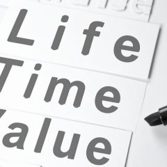 顧客生涯価値(lifetime value)とは、顧客維持を通じてクロスセルやアップセル・クロスセルを実施し、一人ひとりのltvとロイヤルティを高めることで愛着を育み、購買行動を促進し粗利率を向上させる指標である。サブスクリプション型ビジネスでは継続的なone to oneアプローチにより収益性を最大化し、解約を下げてチャーンレートを改善する。arpuやcacを用いてユニットエコノミクスを算出し、収益と利益の関係性を可視化することで、単価向上施策の効果測定が可能となる