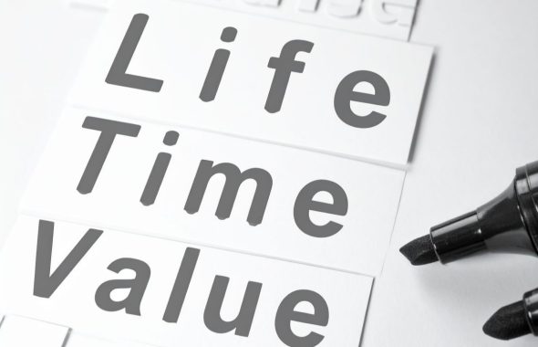 顧客生涯価値(lifetime value)とは、顧客維持を通じてクロスセルやアップセル・クロスセルを実施し、一人ひとりのltvとロイヤルティを高めることで愛着を育み、購買行動を促進し粗利率を向上させる指標である。サブスクリプション型ビジネスでは継続的なone to oneアプローチにより収益性を最大化し、解約を下げてチャーンレートを改善する。arpuやcacを用いてユニットエコノミクスを算出し、収益と利益の関係性を可視化することで、単価向上施策の効果測定が可能となる