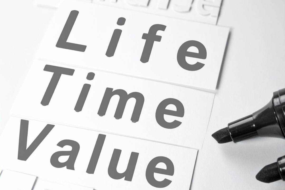 顧客生涯価値(lifetime value)とは、顧客維持を通じてクロスセルやアップセル・クロスセルを実施し、一人ひとりのltvとロイヤルティを高めることで愛着を育み、購買行動を促進し粗利率を向上させる指標である。サブスクリプション型ビジネスでは継続的なone to oneアプローチにより収益性を最大化し、解約を下げてチャーンレートを改善する。arpuやcacを用いてユニットエコノミクスを算出し、収益と利益の関係性を可視化することで、単価向上施策の効果測定が可能となる