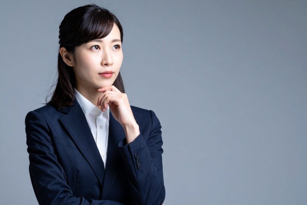 インターネットの普及により、顧客の購買行動は一直線ではなく複雑に変化している。多様なタッチポイントを行き来する現代では、一貫性のあるメッセージを届けることが不可欠である。b2bやb2cを問わず、購入後の満足度を高めるカスタマーサクセスの視点も重要性を増している。crmツールなどのデータを分析し、顧客が抱える課題や感情を深く理解することで、適切なタイミングで価値を提供し、ブランドへのロイヤルティを構築する