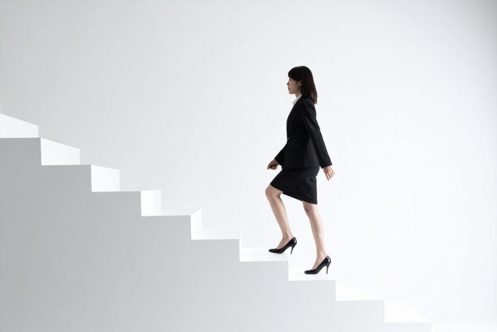 実在する顧客データに基づき、ペルソナを設定することから始める。時系列に沿って顧客の行動や思考、感情の揺れを整理し、各フェーズでの課題を洗い出す。完璧なテンプレートにこだわりすぎず、まずは大まかに作成して定期的に見直しと最適化を行うことが成功の鍵である。kpiを設定して施策の効果を数字で測り、現場の事実を反映させながら改善を繰り返す。社内で共通の認識を持つことで、優先すべきアクションが明確になる