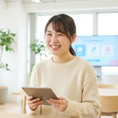 エクスペリエンスを軸にカスタマーのカスタマージャーニーを整えロイヤルティを育てるexperienceである。エンゲージメントを左右する接点をパーソナライズし価値をシームレスに届けるマーケティングで顧客の画一と離脱を抑えone to oneのcxをチャネルと実店舗へ広げ経営戦略としてオムニチャネルで体験を磨くのである